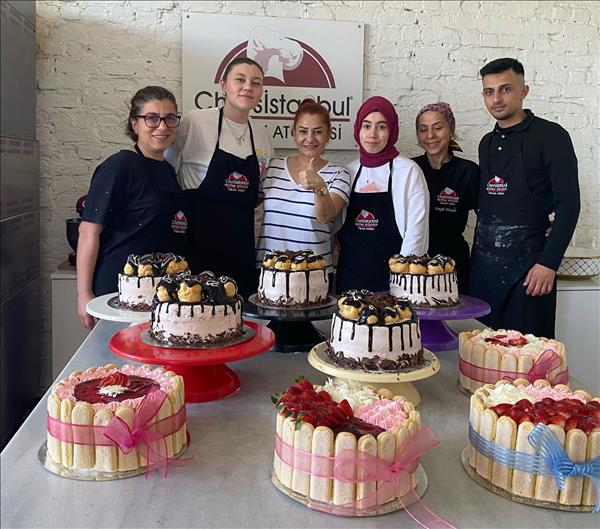 ÇİLEKLİ CHARLOTTE PASTA VE PROFİTEROLLÜ YAŞ PASTA KURSU